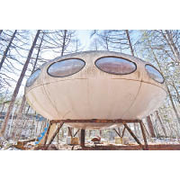 日本有攝影師在郊區發現廢置的Futuro House，外牆有些生銹，充滿神秘色彩。