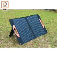 攤開太陽能板後的尺寸足足有824×522×23mm咁大，4.5小時便能為發電機充滿電。
