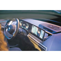 全新第8代iDrive配上一體式曲面螢幕，將率先應用於BMW iX車系。