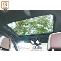 電動天窗屬標準配備，為車廂帶來開揚感。