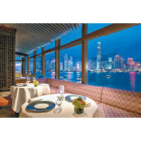 餐廳可望到海景，晚上景致迷人。
