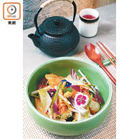 韓式蘆筍泡菜：白蘆筍、人參、梨條和甘筍絲等，加入泡菜汁拌勻便成，酸爽開胃。