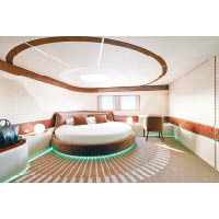 主人套房放置一張大圓床，並襯上簡潔光亮的裝潢。