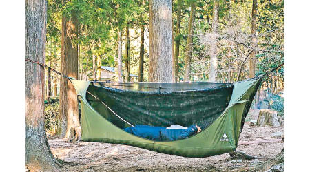 Haven Tent結合吊床與帳篷功能，讓你在半空中也可以舒適平躺。