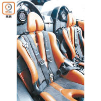 一對碳纖製運動座椅採用頂級真皮包裹，配上四點式安全帶，提供上佳的支撐和承托力。