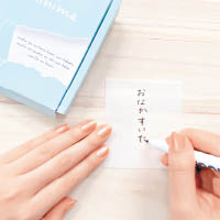 採用隨盒附送的Food Pen，可於kamihime上寫字，更可連字迹一併吃進肚子裏。