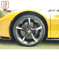注入空氣動力學設計的20吋鍛造輪圈，配上特別設計的米芝蓮Pilot Sport Cup2輪胎。