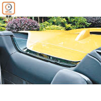 座椅後方設有電動升降擋風玻璃，開篷駕駛時將之升起，有助減少車廂亂流及風噪的影響。