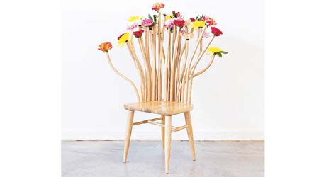 「Windsor Flower Chair」的椅背以木條為結構，貌似花莖的形態，當你坐上椅子，感覺像被花枝環抱。