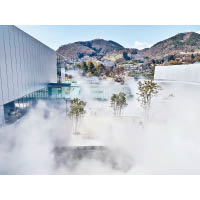 以霧為主題的常設作品《霧之雕刻》，會隨着時間及天氣的變化而呈現不同面貌。