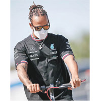 Lewis Hamilton於場內場外都是佩戴POLICE ×Lewis Hamilton聯名系列鏡款。