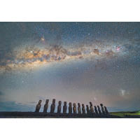 2019年拍攝在銀河中心下的智利復活島 Ahu Tongariki 摩艾石像群。