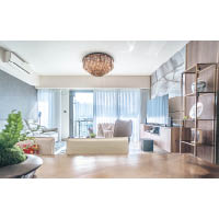 客廳<br>客廳的空間寬敞光猛，以灰色、白色、木色為主調，簡約的配搭很有時尚感。