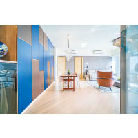 飯廳<br>以彩藍配啡色焗漆填滿的特色牆，十分搶眼。它還暗藏收納雜物的儲物櫃。