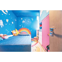 女兒房<br>藍色牆身、星空圖案貼紙，再加上彩虹床架，使整個房間很有童話色彩。