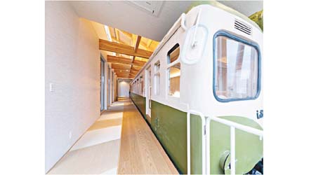 這間國東之社客房由國東鐵道的列車Kiha 602 Shiokaze炮製而成，住客需經像月台的走廊前往不同車廂。
