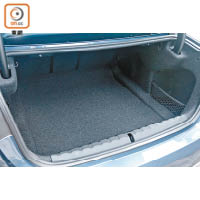 尾箱標準容量為440L，足以應付日常用車需要，還可將後排椅背翻平來提升儲物空間。