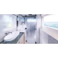 套廁的空間寬敞，並以白、灰兩色為主調，整體感覺時尚簡潔。