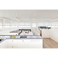 廚房採用開放式設計，為會客區提供更多活動空間。
