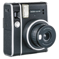 instax mini 40的外形向昔日菲林相機致敬。<br>售價︰$880（f）