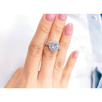 直播中發售的鑽石平貴都有，這款是較貴價的心形鑽石戒指，售HK$180,000。