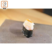 三重蝦壽司：依次序是富質感的白蝦、鮮味的甜蝦與口感和香氣十足的櫻花蝦，層次豐富。