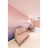客廳：無論梳化、窗簾都選用柔和的粉色，觀感統一又舒服。