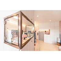 客廳：高身儲物櫃中間用上鏤空設計，配以玫瑰金鋼框，呈現時尚瑰麗的效果。