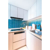 廚房：廚房採用了開放式設計，選用湖水藍色的日本瓷磚作牆飾，令客廳與廚房的分區更清晰。