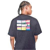 Nike Be True系列上衣背面的不同旗幟分別代表不同LGBTQIA+社群。（G）