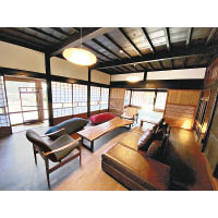 偌大的客廳，既有舒適的梳化，亦有古色古香的木桌子。