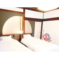 設有兩間睡房，這間名為「山茶花」的睡房設計優雅。