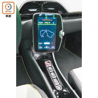 透過8吋直芒可輕觸操控多項車載配備及功能，包括VDC甩尾控制系統及MTT賽道遙測顯示系統等。