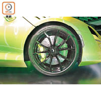 Pirelli P-Zero Corse輪胎加入CyberType技術，尺碼為前235/35 R19、後295/35 R20。每個輪胎均加入電子晶片，收集實時數據並傳到汽車循迹系統。