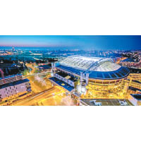 位於荷蘭阿姆斯特丹的Johan Cruijff Arena球場，頂部安裝有4,200塊太陽能發電板，用以產生電力幫助球場減低用電量。