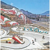 1969年，由美國藝術家Paul Selinger設計的另類遊樂場落成，於面向青山公路的山坡上開僻出3層空間。除了大型雕塑用色充滿藝術感外，連山坡亦掃上抽象圖案。