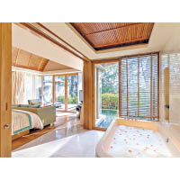 Renaissance Phuket Resort & Spa除了客房外，更有多款Pool Villa選擇，這間是庭園景觀的1房Pool Villa。