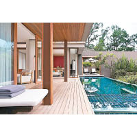 這款Duplex Oceanfront Villa極有空間感，泳池亦較大。