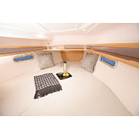 為了善用室內每寸空間，雙人床的上端裝設了儲物層架。