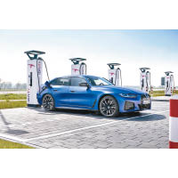 i4 M50屬首款由BMW M GmbH高性能部門操刀的電動高性能車型，車載超動態動力的Sport Boost功能。