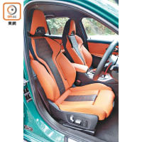 一對M Sport前座椅以頂級Merino真皮包裹，配備電動調校及冷暖送風功能。