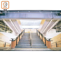 水磨石大樓梯是中環街市的標記，對稱工整的設計、樸素的用色、簡單的扶手，配合引入光線的玻璃窗，盡顯摩登流線型建築風格。