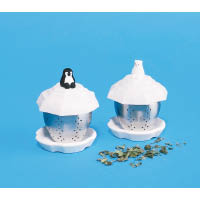 泡茶器分別坐着北極熊與企鵝，Q版造型勁可愛，還附送一隻小碟子。