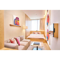 MUJI HOTEL GINZA正推出Art Gallery Room項目，這間名為「八月」的房間以紅、橙、藍、綠等充滿夏日氣息的圖案點綴。