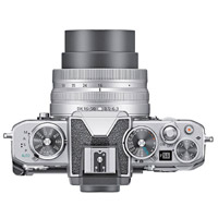 提供ISO、快門速度與曝光補償獨立轉盤，銀黑配色恍如菲林相機。