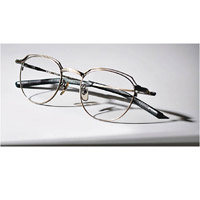 999.9 S-951T眼鏡 $3,480（B）