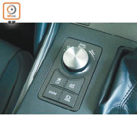 駕駛模式選擇旋鈕及EV模式鍵改設於波棍旁，方便駕駛者隨時按需要切換。