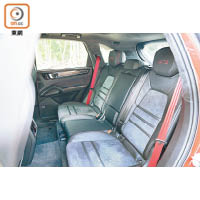 後座頭枕也繡有GTS字樣，並配上紅色安全帶，強調高性能身份。