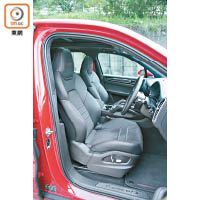 跑化前座擁有一體式頭枕設計，支援八向電動調節功能，提供上佳的橫向支撐。