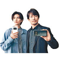 日本兩代男神竹野內豐（右）及志尊淳（左），特別為AQUOS R6拍攝多條網絡影片，大讚手機影相速度相當快，1吋Sensor的成像畫質出眾。售價：$8,380（b）